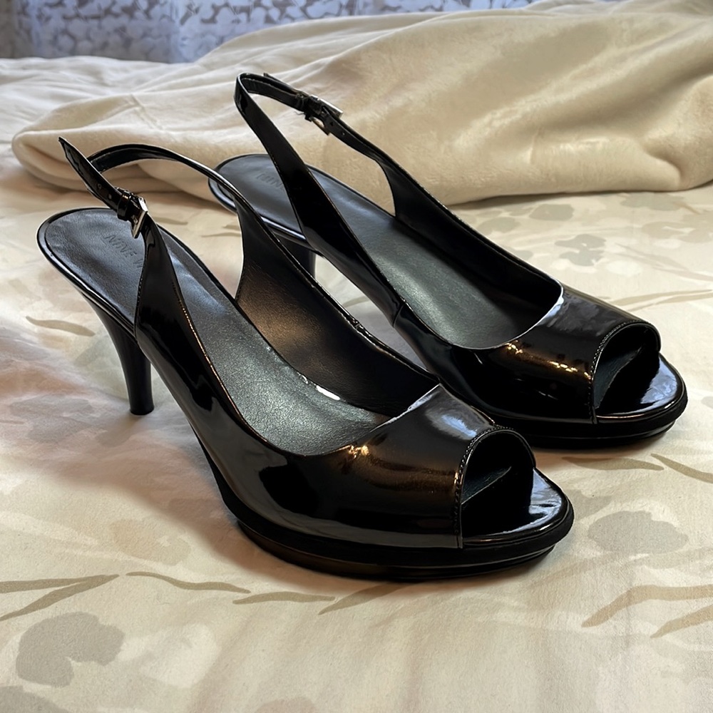Nine West Sharina open toe shoe. Size 10M